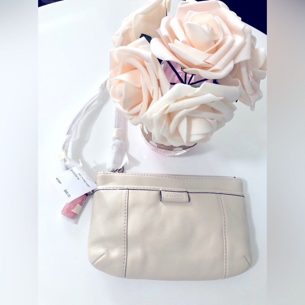 DAISY LEATHER MEDIUM WRISTLET (COACH F49396)
COLOR: SILVER/PARCHMENT
